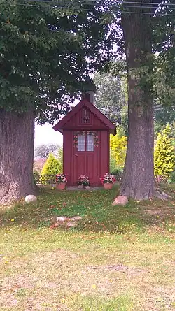 Kapliczka przy drodze do Czarnej