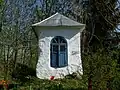 Zabytkowa kapliczka maryjna