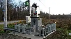 Kapliczka przy skrzyżowaniu z&nbsp;ul.&nbsp;Leśną (listopad 2014)