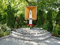 Kapliczka na terenie przykościelnym