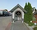 Kapliczka przydrożna przy domu nr 32