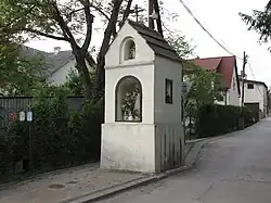 27.* Kapliczka wnękowa, pierwotnie z figurą Chrystusa, ul. Brzezińskiego