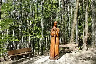 Rzeźba przy kapliczce