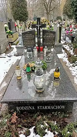 Nagrobek z nazwiskami kilkorga osób z rodziny Starmachów