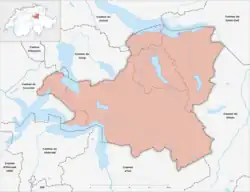 Mapa konturowa Schwyzu, u góry nieco na prawo znajduje się punkt z opisem „Pfäffikon”
