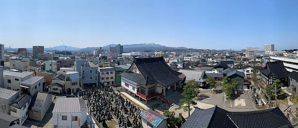 Panorama Kashiwazaki, w głębi góra Yone-yama (993 m)