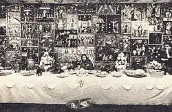 Katarzyna Gawłowa na tle swoich obrazów