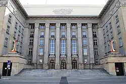 Środkowa część fasady gmachu od strony placu Sejmu Śląskiego