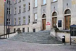 Schody przy wejściu do gmachu Sejmu Śląskiego od strony ulicy Jagiellońskiej