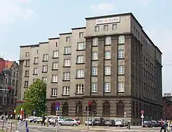 Budynek banku ING na rogu ul. Mickiewicza i początku ul. Skargi