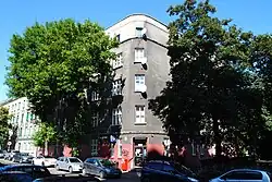 Kamienica położona przy alei Niepodległości 5 z 1931 roku