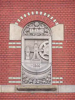 Herb Katowic na fasadzie gmachu III Liceum Ogólnokształcącego im. A. Mickiewicza