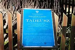 Tablica pamiątkowa przy dębie