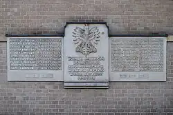 Tablica na fasadzie gmachu (2020)