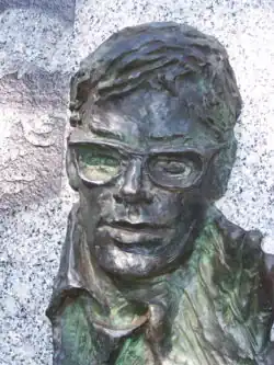rzeźba przedstawiająca Zbigniewa Cybulskiego