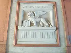 Płycina z przedstawieniem uskrzydlonego lwa z otwartą księgą