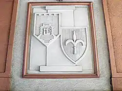 Płycina z przedstawieniem herbu Katowic z datą 1865 i herbem z lilijką