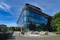 Nowoczesna galeria handlowa, widok na narożną elewację pokrytą szkłem