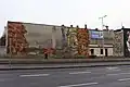 Mural „Na złom” Mika Škapy na wschodniej ścianie (2022)