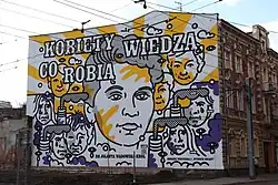 Mural na wschodniej ścianie kamienicy przedstawiający dr Jolantę Wadowską-Król autorstwa Andrzeja Wieteszki (2019)