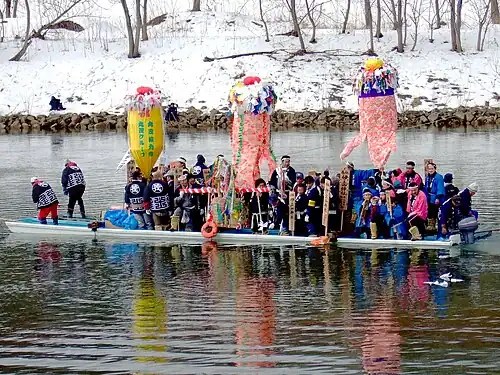Pref. Akita, miasto Daisen – Bonten (Brahma) przekracza rzekę (festiwal noworoczny)