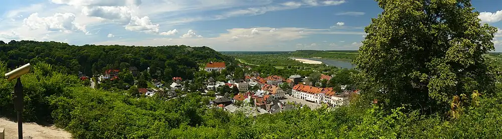 Panorama Kazimierza Dolnego i Małopolskiego Przełomu Wisły z Góry Trzech Krzyży