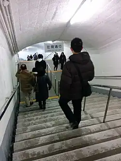 Tunel prowadzący do wodospadu