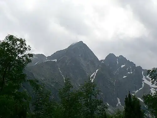Złota Przełączka widoczna w ścianie Małego Kieżmarskiego Szczytu (nieco na prawo, poniżej wierzchołka)