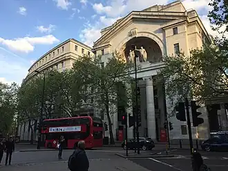 Dawny budynek BBC Bush House, teraz część Strand Campus