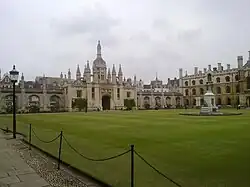 Brama wejściowa od strony wielkiego dziedzińca, obok kaplicy