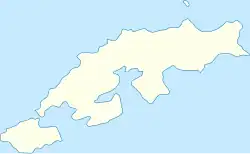 Mapa konturowa Wyspy Króla Jerzego, blisko centrum na dole znajduje się punkt z opisem „Lodowiec Sfinksa”