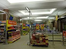 Dawne foyer dużej sali kinowej, kasy supermarketu „Tesco”