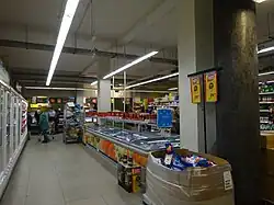 Duża sala kinowa, przekształcona w supermarket „Tesco”