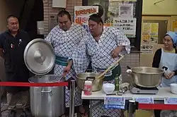 Zapaśnicy sumo w yukatach