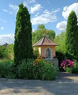 Kapliczka Matki Boskiej znajdująca się na styku dróg w Kisielewie