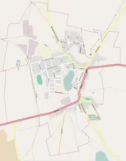 Mapa konturowa Kisielic, blisko centrum na prawo znajduje się punkt z opisem „Parafia Matki Bożej Królowej Świata”