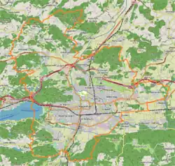 Mapa konturowa Klagenfurtu am Wörthersee, na dole nieco na lewo znajduje się punkt z opisem „Wörthersee Stadion”