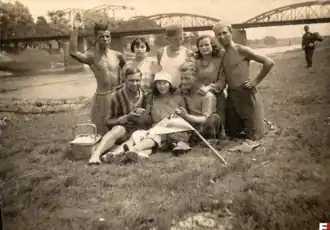 Na wycieczce z widocznym sztandarem klubu