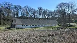 Staw i budynek gospodarczy