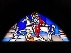 Witraż nad wejściem głównym, przedstawiający św. Marcina