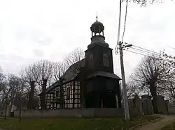 Bryła kościoła z dominującą wieżą–dzwonnicą