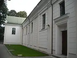 Lewa strona Kościoła z widoczną jedną z kaplic bocznych