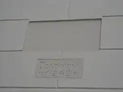 Tablica na murze: „Twojemi tylko bogaci dary, z nich Ci składamy ofiary - 1829; Odnowiony w 1949 r.”