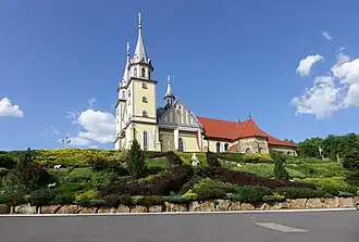 Kościół i jego otoczenie od południa