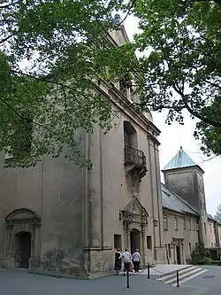 Fronton kościoła oraz klasztor (w tle)