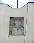 Portret Matki Bożej na frontonie kościoła