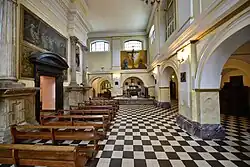 Ołtarz główny, po lewej jedno z bocznych wejść do domku loretańskiego