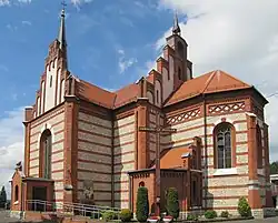 Widok na południową elewację kościoła z ulicy Kościelnej, widoczne wejście boczne i prezbiterium