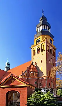 Kapliczka św. Jana Nepomucena przed kościołem