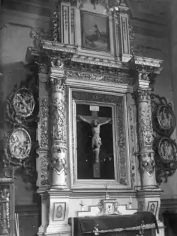 Wnętrze kościoła. Ołtarz boczny